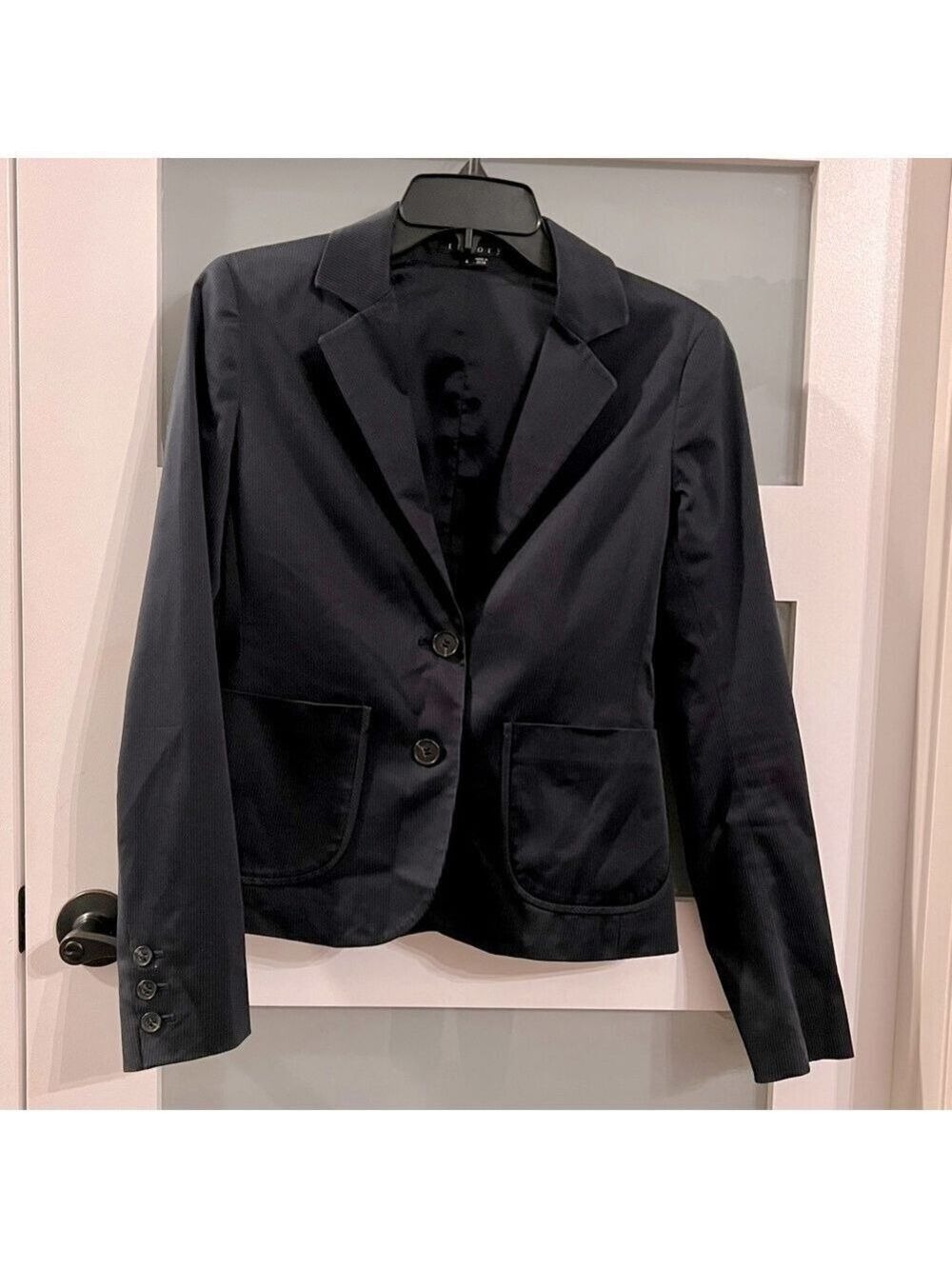𝅺THEORY black and grey pinstripe fitted blazer.  Size 4